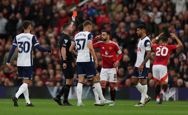 Bruno Fernandes trách VAR và trọng tài sau trận thua đậm của Manchester United  - Ảnh 1.